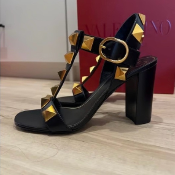 Brand new Valentino sandals. Never worn! - Picture 2 of 7